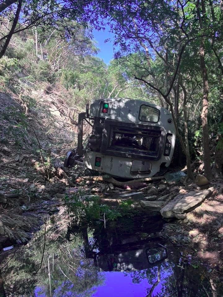 GARCIPAVON's tweet image. 📷 Así quedó un vagon de pasajeros del Tren Interoceanico que descarriló y volcó a un barranco a 80 metros de profundidad  en Nizanda, Oaxaca. El vagón quedó junto a un nacimiento de agua.
Ésto no fue un " leve incidente ferroviario" como dice la MARINA, fue "DESCARRILAMIENTO Y…
