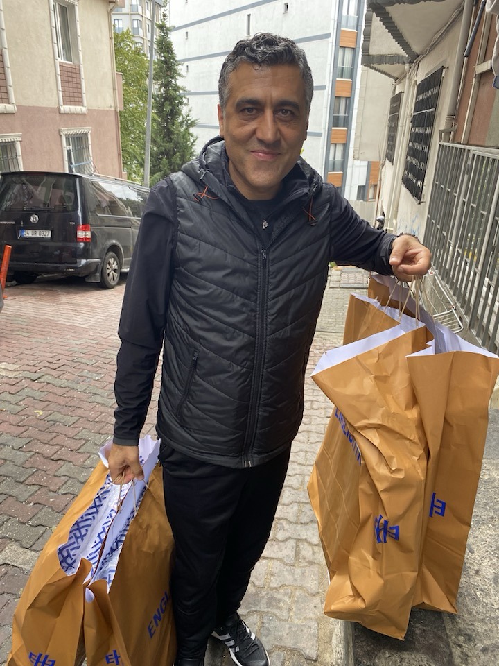 İmkânlar genişledikçe yüreğin daralmasının sebebi; imkânların yüreğin üzerinde kurduğu üstünlük ve baskıdır. Oysa yürek özgür olmak, baskın olmak ister ve imkanların tahakkümüne boyun eğmek istemez. 

İmkan öne çıktıkça ve görünür oldukça yürek buna tahammül edemez. Daralması