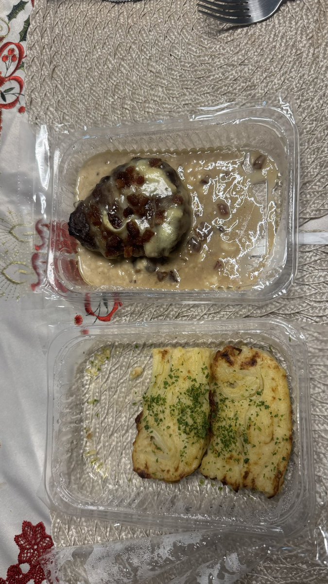 bavfreire's tweet image. Fizemos um pedido no ifood que dizia “serve duas pessoas” e veio UM pedaço de carne e olha o VALOR kkkkk que piada