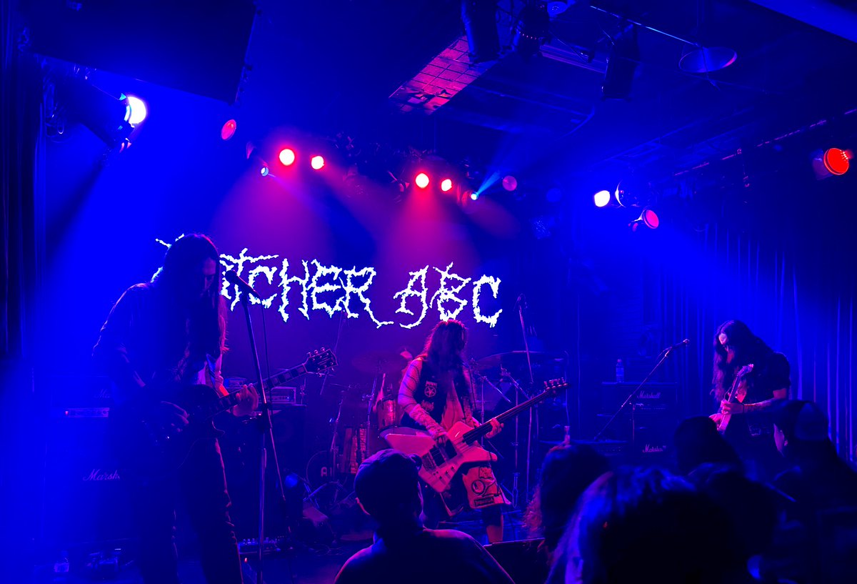 Metal_Saber's tweet photo. Butcher ABCがシークレットバンド！こちらも初めて。グラインドコアはほぼ聴かないんですがカッコよかった…ベースがフレットレスって好きなんで魅入りました。スラッシュ感もありキャッチーとまでは言わないがノリやすさもありよかった！色々聴いてみようかな
#ButcherABC 
#YearEndMetalFever2025 https://t.co/SWAKhwkDdC