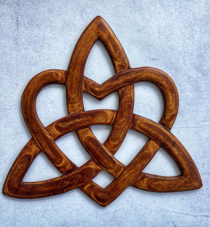 SCVCTVM's tweet image. Intenté otro nudo primero pero son difíciles que te cagas. No te agobies no me estoy declarando con eso de la eternidad de los nudos celtas y toda la movida, pero tú siempre vas a ser tú y yo siempre te voy a querer. Feliz Navidad nené.