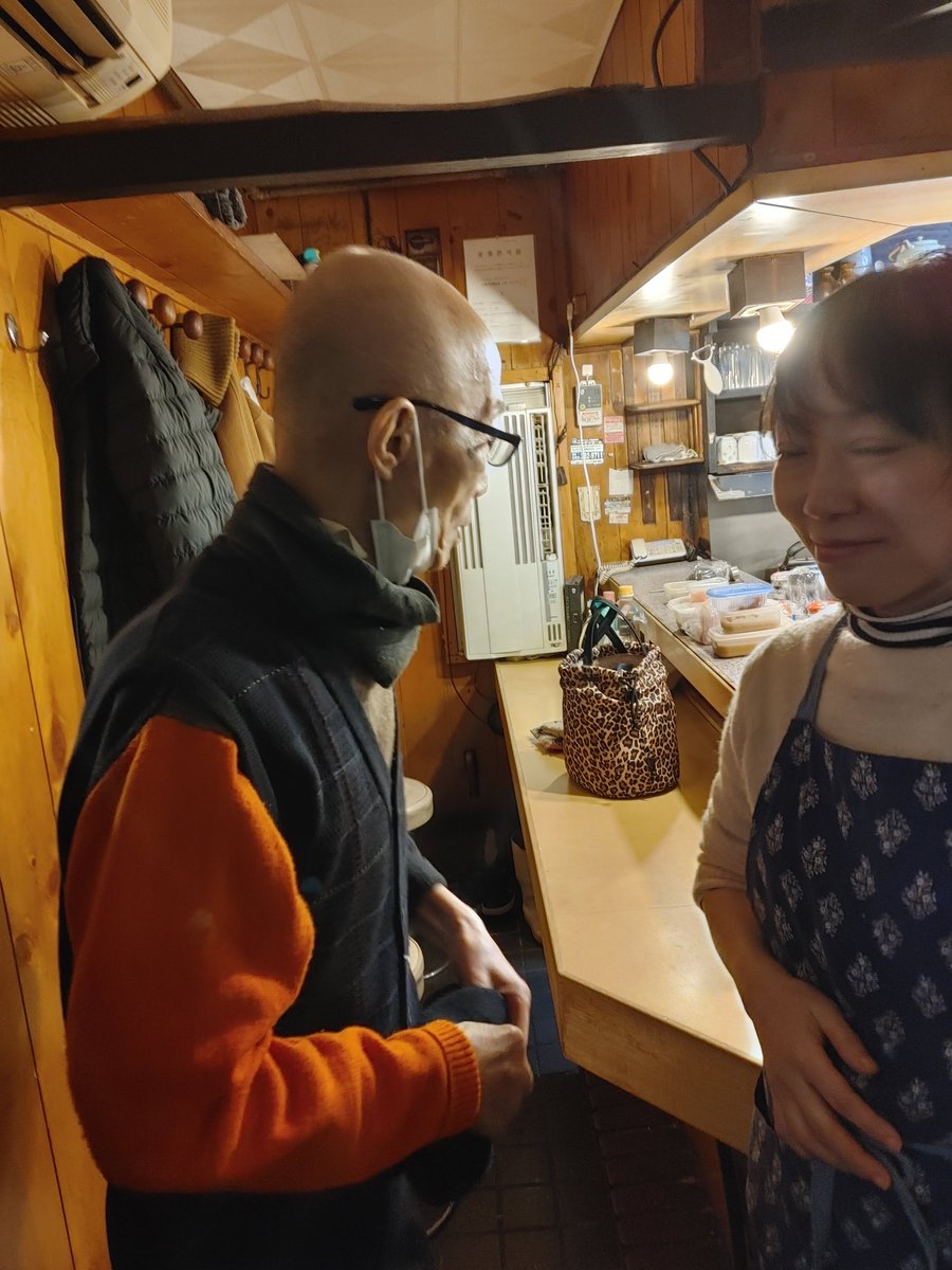 HIROKI_LBC's tweet photo. 店の片付けの後息子と墓参り、忘れ物をしたのでもう一度横丁に。夜の最終営業のネオンも見納めか、来年はトウテツさんが最後まで営業されるそうです。 https://t.co/tvWbo4OIas