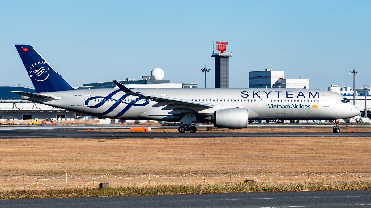 そして7月以降は成田16RのA1が工事という事で16運用時は皆A2からの離陸に。
普段は100%インセクしないであろうエアラインが続々とA2から出発して行く姿を収めるべく、よくゲジへ通いました。
夏場はA2でスタックを連発して後続機がA3から離陸なんて事もありましたね