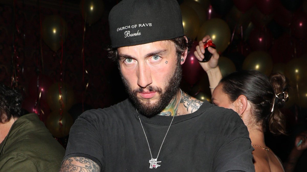 DramaAlert's tweet image. Banks is reportedly LEAVING social media and going to a remote island and may NEVER be seen again.