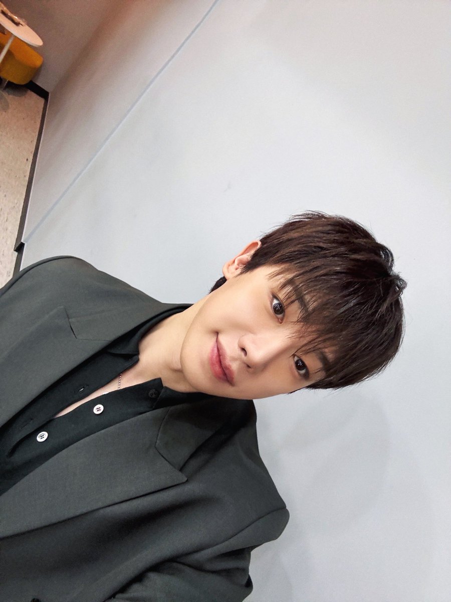 MonstaXTurkey's tweet image. [TR\28.12.25] Wonho, X hesabından bir paylaşım yaptı.

@official__wonho: “Asistan Müdür Lee işten çıkıyor~

#원호 #WONHO”