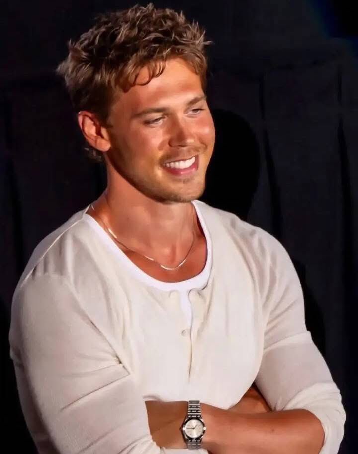 Maddie22austin's tweet image. Define movie star who loves his fans, is cool and dreamy!⭐️🎬