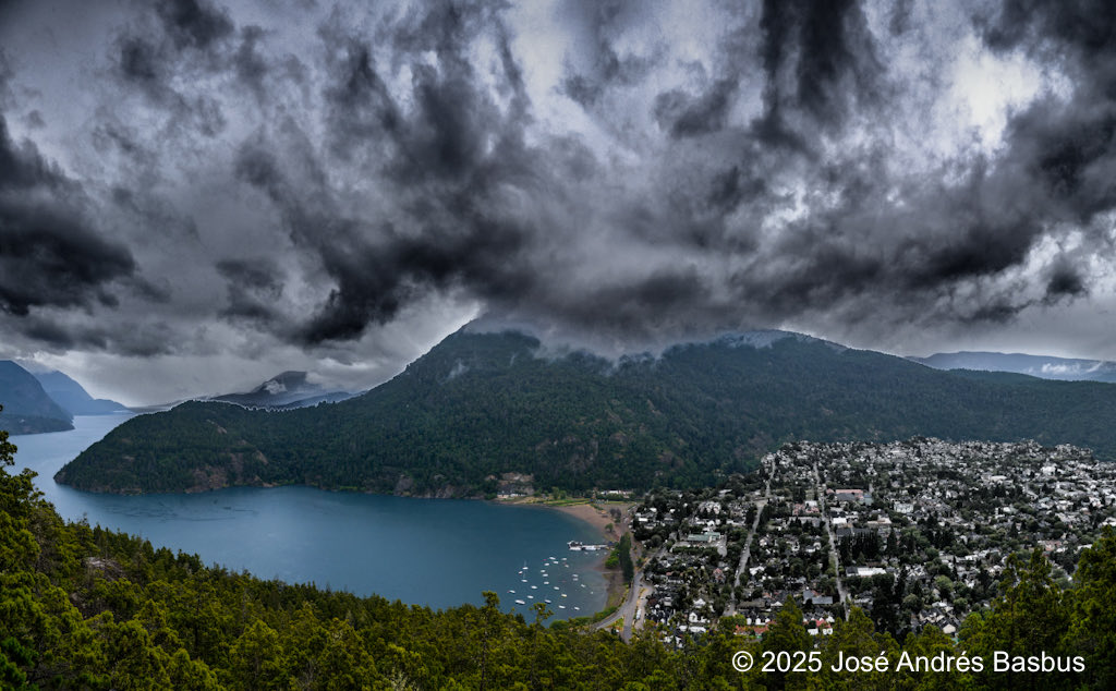 BasbusJose's tweet image. anorama bajo la lluvia intensa desde el mirador Arrayanes, San Martin de Los Andes, Provincia de Neuquen, Patagonia Argentina. Este es uno de los principales miradores de la ciudad, que ofrece una privilegiada vista al Lago Lacar y sus montañas circundantes.