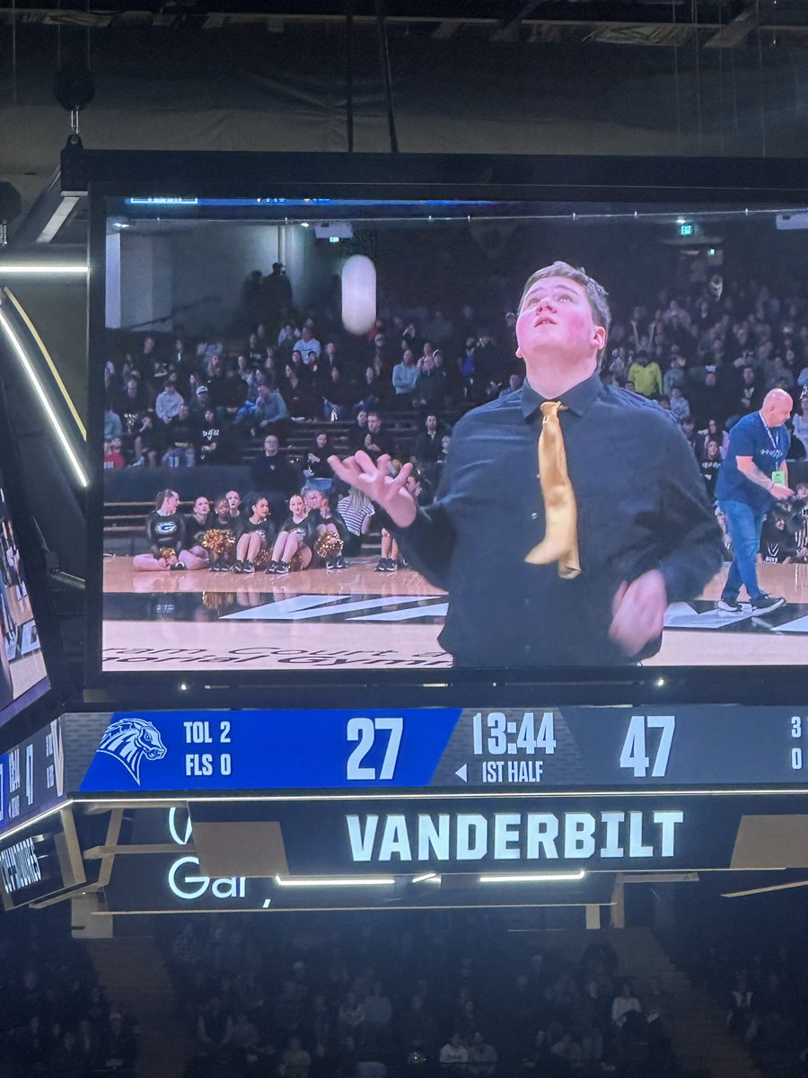 Best halftime show since red panda! #anchordown