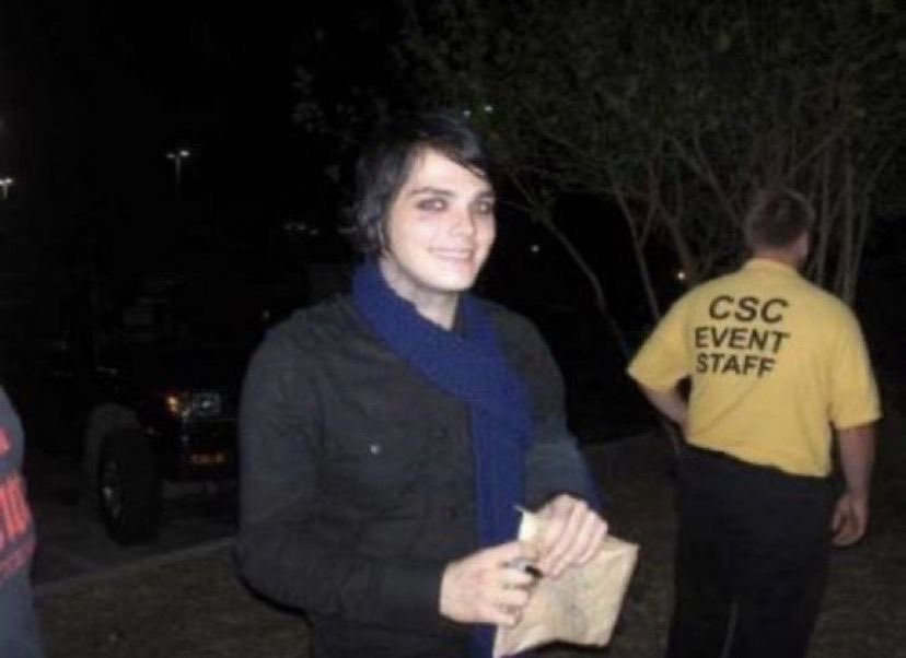 vampireroan's tweet image. smile if u gayyyyyyyy