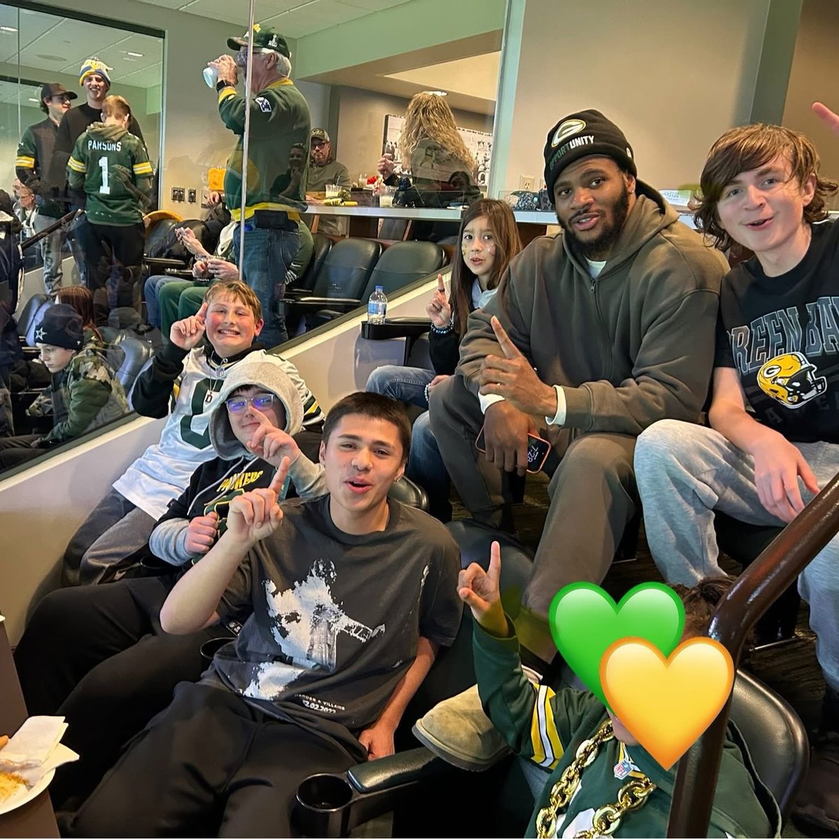 AU1265GB's tweet image. How cool is this: @MicahhParsons11 spent time with kids from the Salvation Army of Greater Green Bay at Lambeau Field during the game on Saturday night 💚💛
📸: Salvation Army of Greater Green Bay 
#GoPackGo 
@Tpars_boii