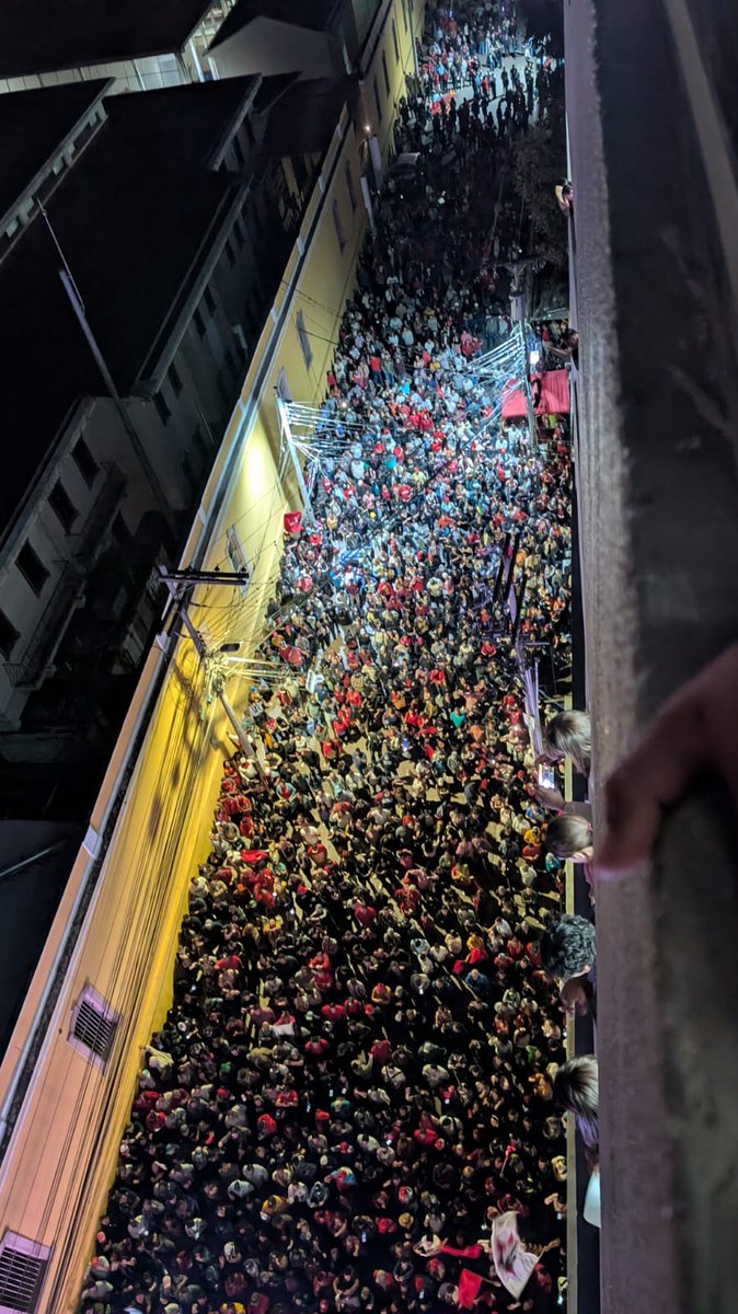 #Honduras 🇭🇳

El pueblo hondureño se moviliza de forma masiva a la sede del Consejo Nacional Electoral contra el injerencismo de Trump a través de sus representantes del bipartidismo. Honduras resiste ✊🏽🔥