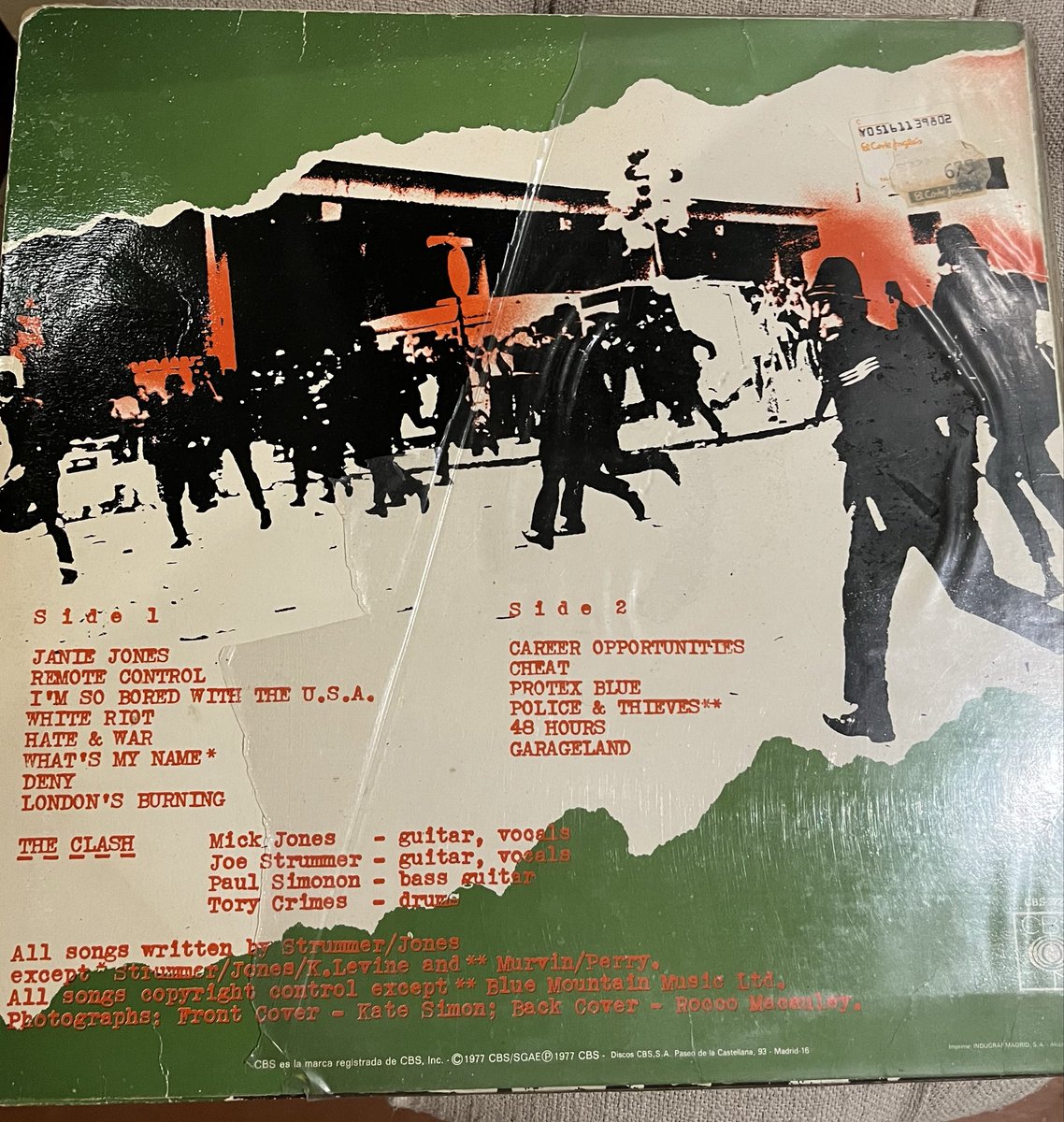 Varios datos interesantes de esta contratapa: 1) imágenes de los enfrentamientos en Nothing Hill en 1976 (Paul y Joe participaron); 2) el baterista del primer álbum fue Terry Chimes; 3) la estética de la banda y de los álbumes, comandada por Paul y aceptada por todos.