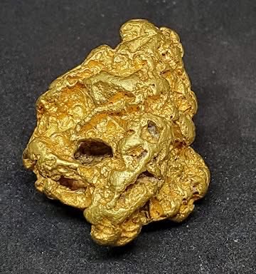 okbaslasse's tweet photo. Some are speculating that in order to knock down the silver price, (to the hide the shortages) the big banks are unloading gold. Right now as I'm writing this, spot gold is down over $200 an ounce. Because there's a standard gold silver ratio, silver is also down over $6 an ounce https://t.co/j3BvOVx3Gx