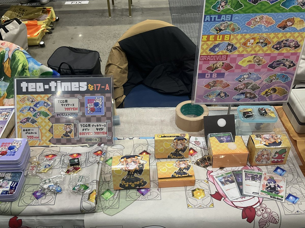 VtTada's tweet photo. 過去頒布の麻雀牌キーホルダーと合わせてTCG関連のちょいちょいを合わせて な-17a に置いてます #c107 https://t.co/OfSR1CmuC1