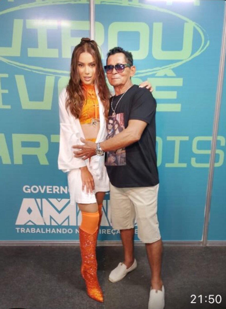 📸| Anitta chamou seu fã Jose Maria de 67 anos ao camarim. 

— O mesmo estava na grade desde manhã para o show da Anitta em Amapá.