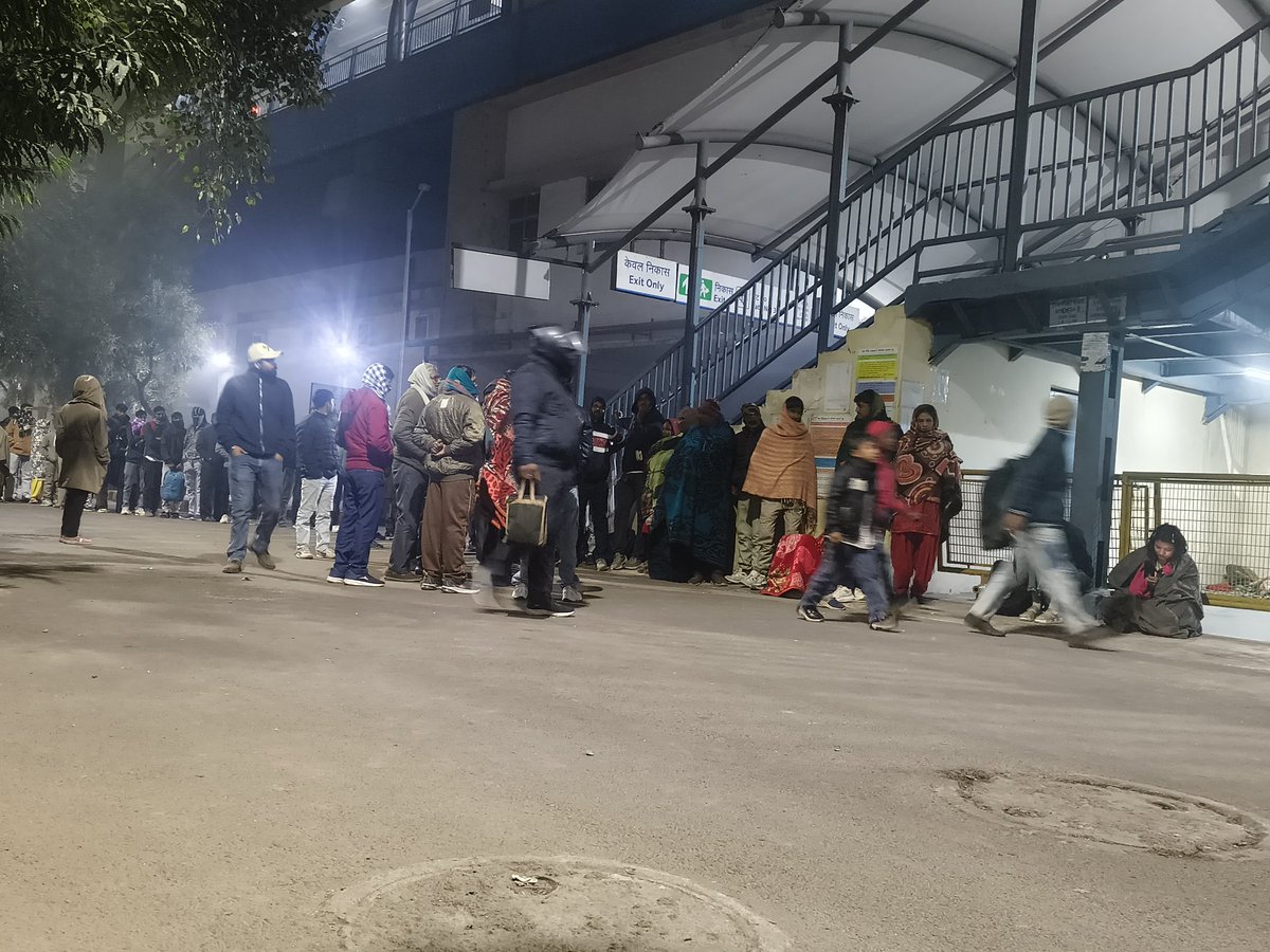 *आधार कार्ड अपडेट कराने सभी राज्यों से दिल्ली आ रहे लोग, हो रहे परेशान।*
 रात 10 बजे से लाइन में लगना शुरू हो जाते हैं, सुबह 6 बजे टोकन बंटते है, 220 टोकन बंटने के बाद, टोकन बांटना बंद कर देते हैं। 
समस्त राज्यों में संभाग और जिला स्तर पर आधार में सभी प्रकार के संशोधन की मांग।