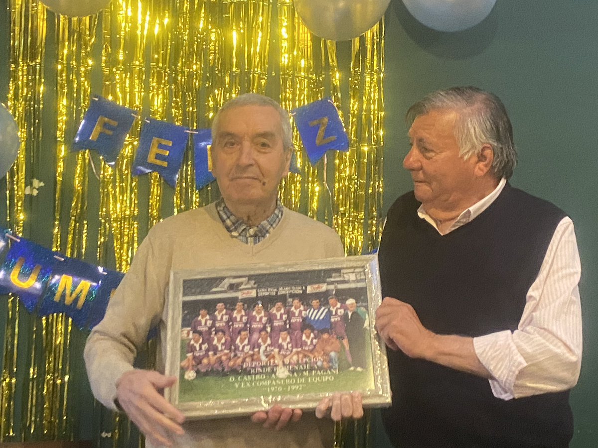 VTorneria's tweet photo. Cumpleaños de Rolando García organizado por la mutual de ex jugadores, fotos de la entrega de regalos (Pele Araya, Mario Araya y Samuel Capponi). 

Emociona escuchar las historias de los leones, que jugaron a estadio llenos y supieron de grandes triunfos. https://t.co/LnLZ5URr7r