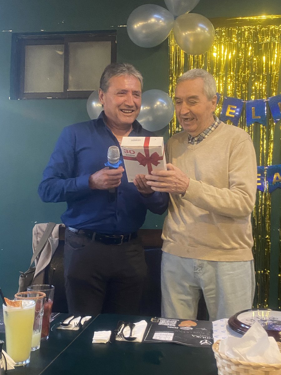 VTorneria's tweet photo. Cumpleaños de Rolando García organizado por la mutual de ex jugadores, fotos de la entrega de regalos (Pele Araya, Mario Araya y Samuel Capponi). 

Emociona escuchar las historias de los leones, que jugaron a estadio llenos y supieron de grandes triunfos. https://t.co/LnLZ5URr7r
