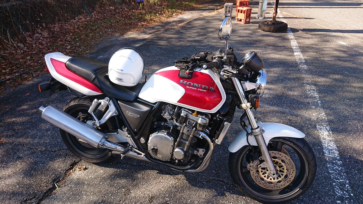 daisyarin20021's tweet image. 草木ドライブイン到着🏍️
いつものとこは4MINIかなんかの大集団がいて停められなかった…
風は無いから寒いけど走っていても気持ちいいね。

#CB1000SF  #SC30