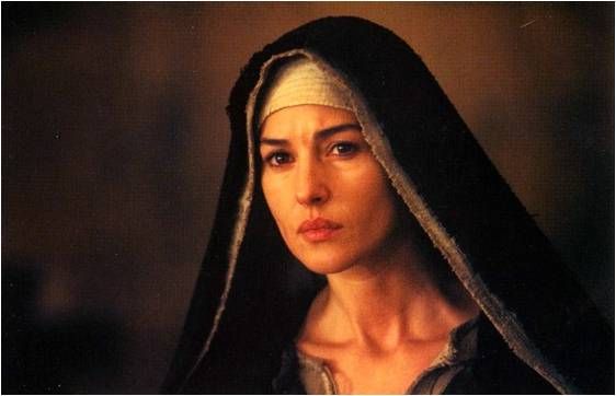 ojoalcielo_ Gran escándalo cuando Mel Gibson eligió a Monica Bellucci como María Magdalena. Venía de protagonizar Irreversible, una durísima película francesa, y tuvo que lidiar con ignorantes que la tildaban de “actriz