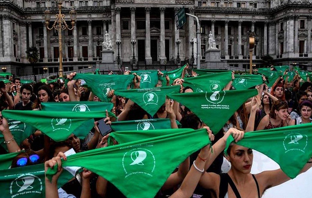 Hace 5 años las mujeres lográbamos en las calles poder decidir sobre nuestros cuerpos 💚 inolvidable. Es y será ley