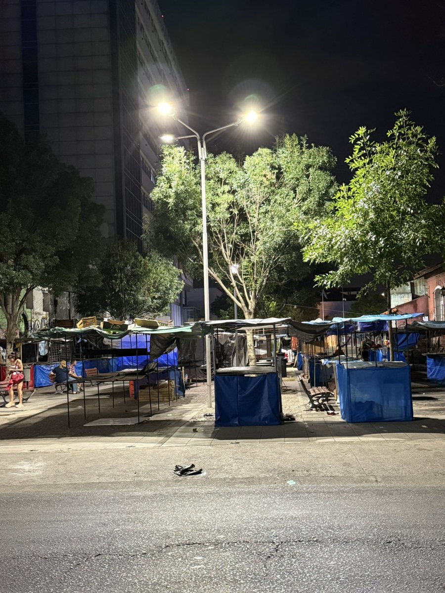 No me canso de repetir el abandono, el desastroso estado de las calles y la suciedad que inunda Morón .
Cajones de manzana, en los toldos de los puestos de la plaza de la cultura, para que no se vuelen los nylon que hacen de techo.