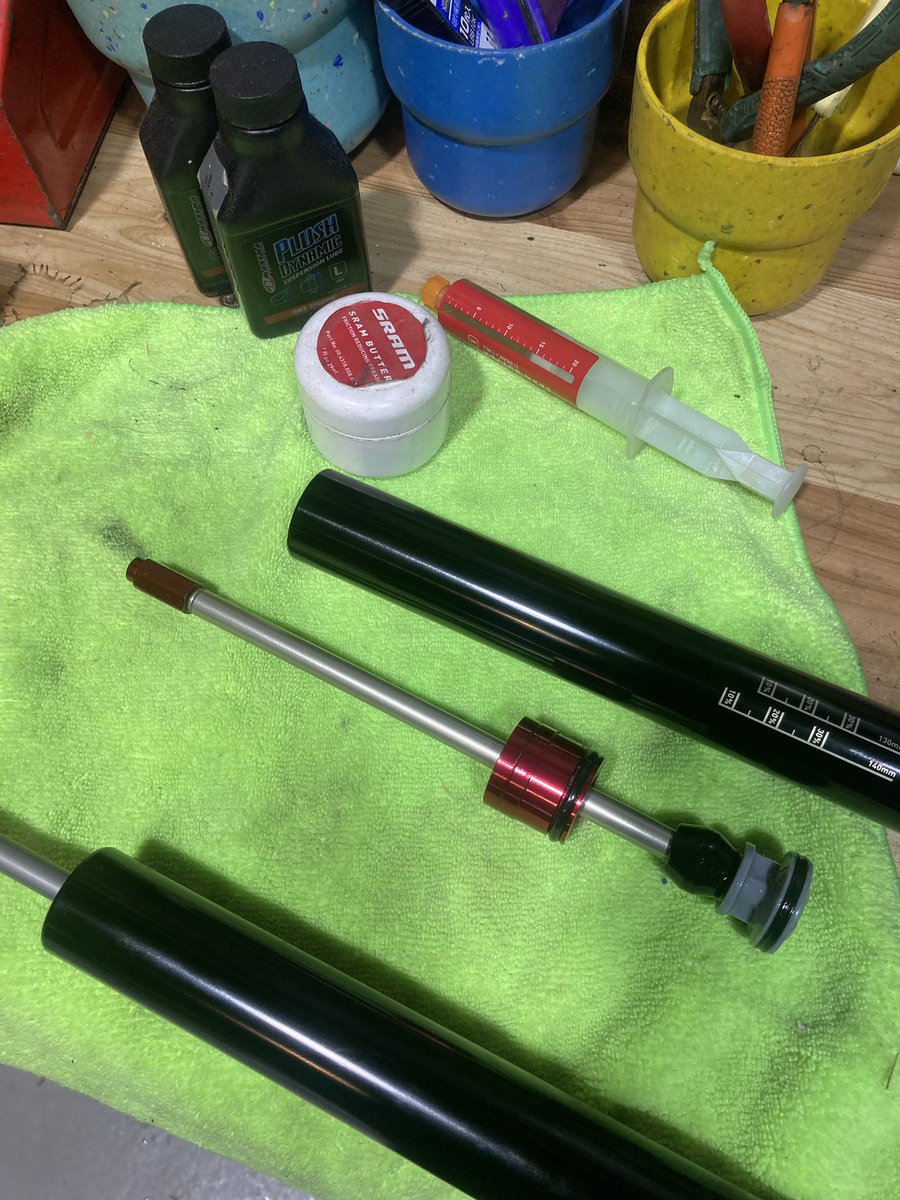 uedawheelworks's tweet photo. 無事摘出。

流石に100psi近い圧縮空気は怖い。 https://t.co/r6ZZKa3OC9