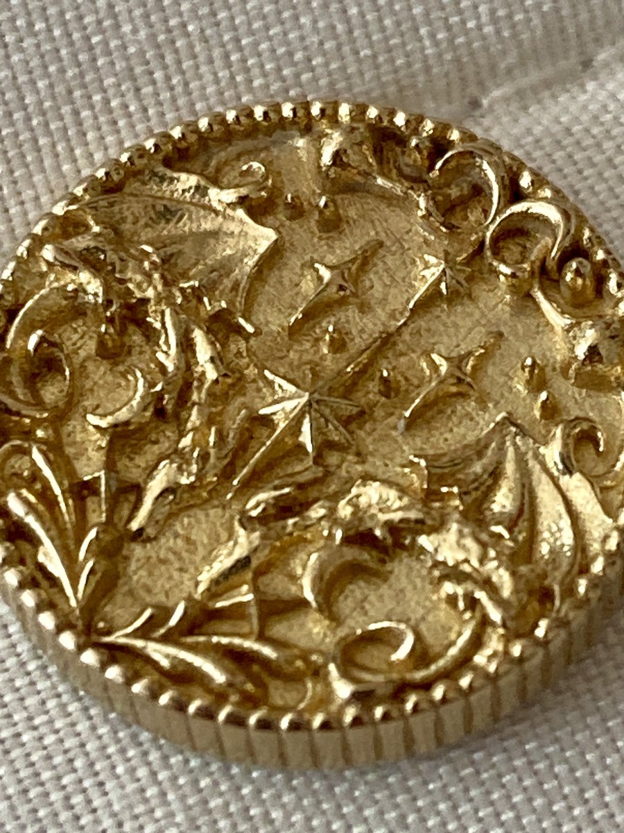 TomorrowObject 의 이벤트로 용 버전 celestial coin 하나를 받아보았습니다!
황동의 색감부터 반짝이는 뒷면의 자개까지 너무 아름답고 용 두마리와 별들이 정말 섬세하게 수놓아져 있습니다 
덕분에 작고 귀엽고 예쁜 용 2마리가 오늘부로 저희집에 거주합니다🤭