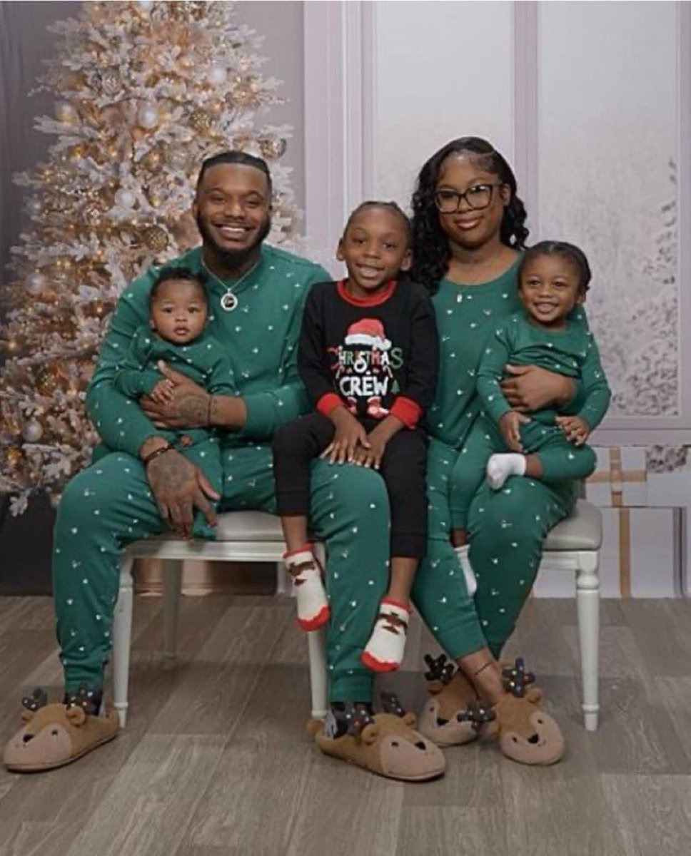Hoopss's tweet image. Woman faces backlash for buying new pajamas for the entire family but leaving her stepchild with last year’s on Christmas pictures 😳