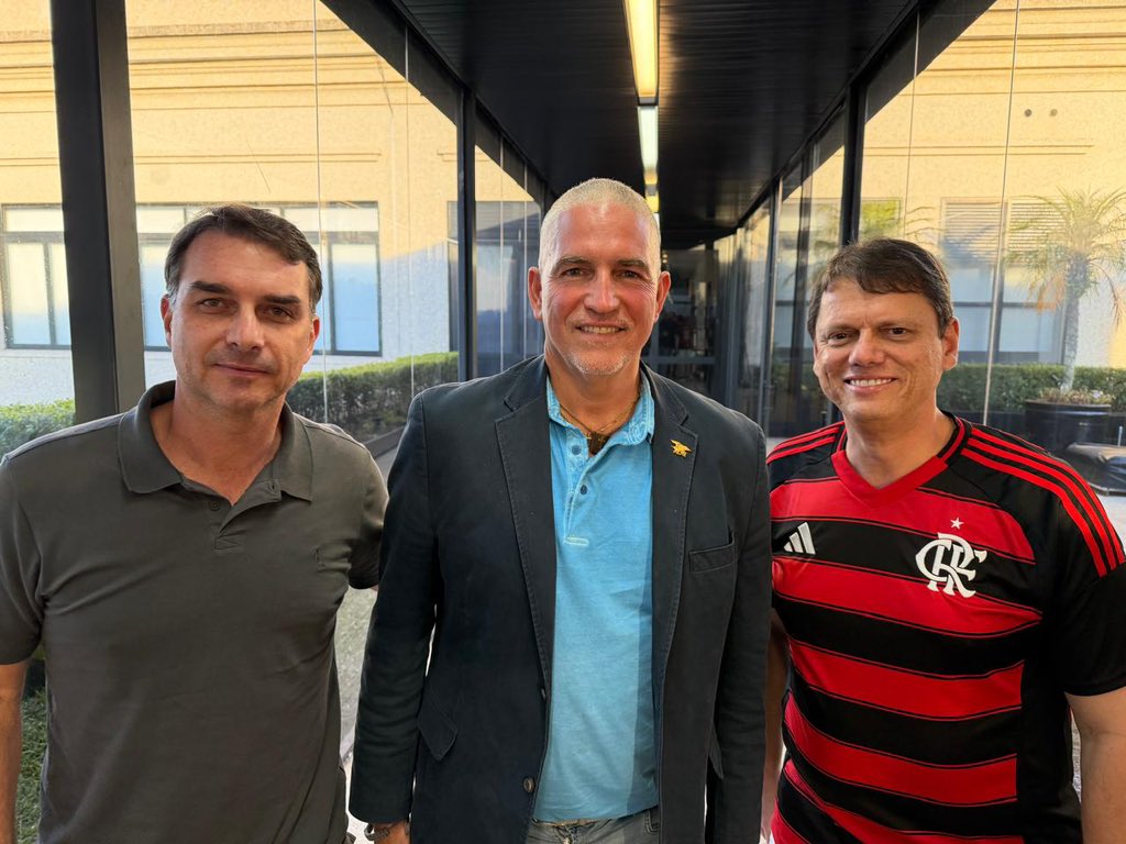Juntos: Flávio Bolsonaro, Jair “Caviezel” Bolsonaro e Tarcísio de Freitas!
A esquerda treme! 

<a href="/jairbolsonaro/">Jair M. Bolsonaro</a> <a href="/tarcisiogdf/">Tarcísio Gomes de Freitas</a> 

#BolsonaroEmCasa