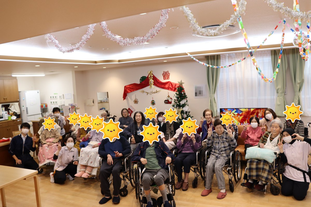 t_marumelo's tweet photo. 各ユニットにて行ったクリスマス会の様子です☺お昼ご飯やおやつの時間に行われて装飾もそれぞれのユニット色が満載でした✨
今年のクリスマス会も入居者様の楽しい様子を見ることができて幸せな気持ちになり���した♡ https://t.co/URJngTmkmD