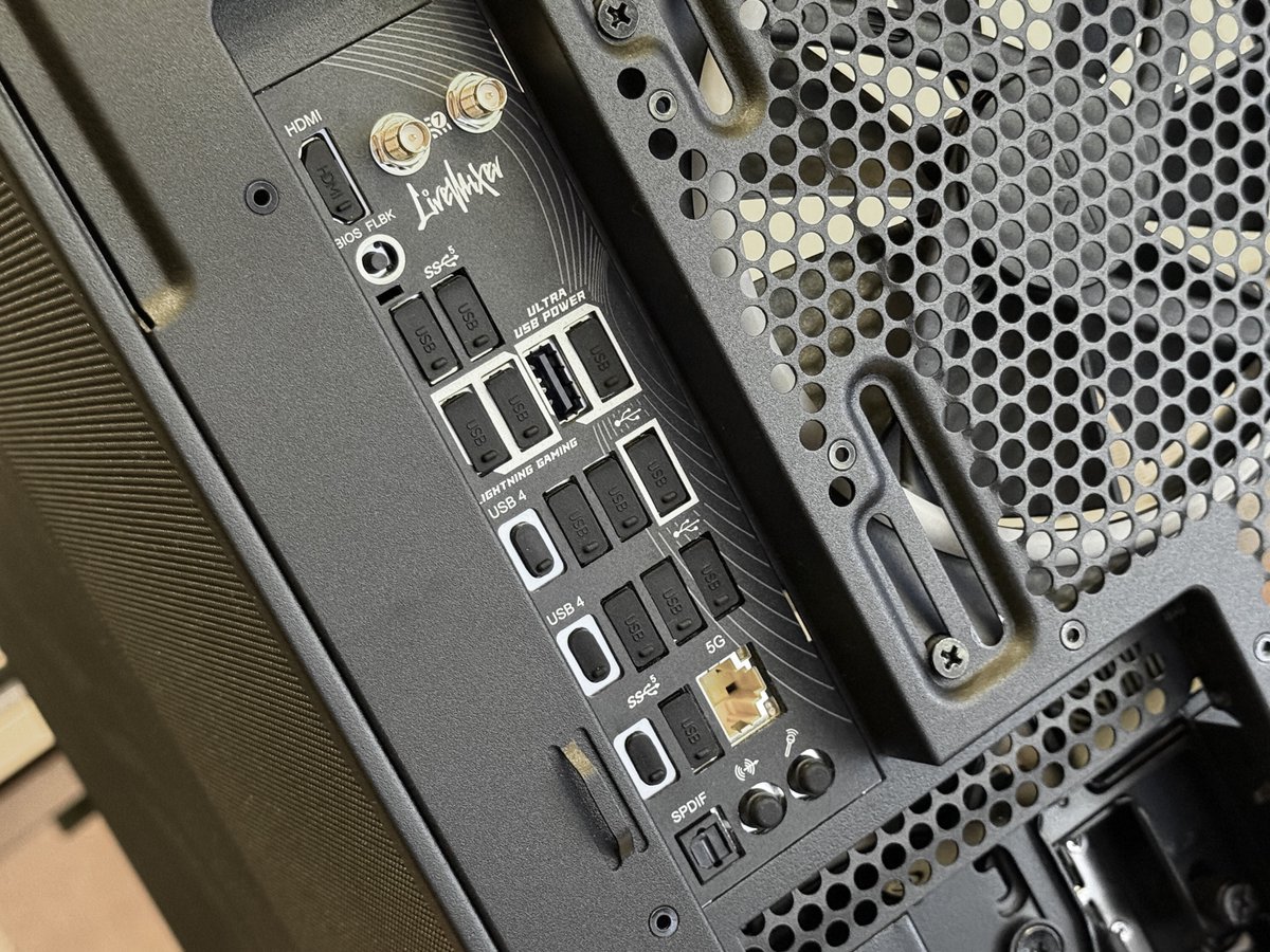 せっかくLiveMixer買ったのに
キーボードとマウスしか繋がないからこの状態😮‍💨