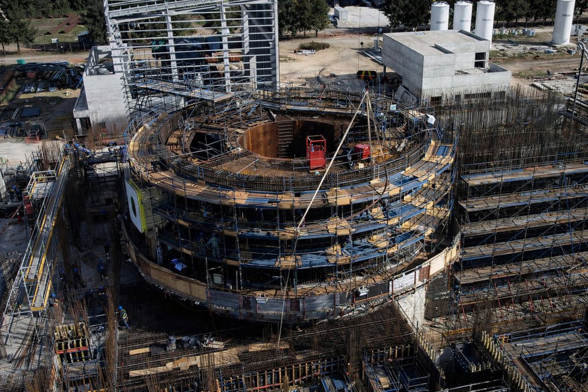 Esto es CAREM (acrónimo de Central Argentina de Elementos Modulares).

Un reactor nuclear modular argentino. Diseñado y construido en el país. Tecnología propia, de punta, en un club al que entran muy pocos países.

CAREM genera energía de forma segura, usa uranio enriquecido y