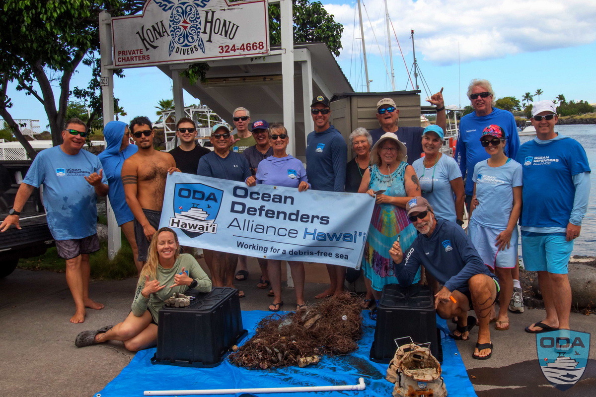 Fourteen eager ODA volunteers removed 2,000 feet of monofilament fishing line, 40 lbs of lead weights, and 25 hooks from Big Island's Golden Arches dive site!

Read about the full cleanup at: oceandefenders.org/news-and-media…  

#oceandefenders #debrisfreesea #marineconservation #diving