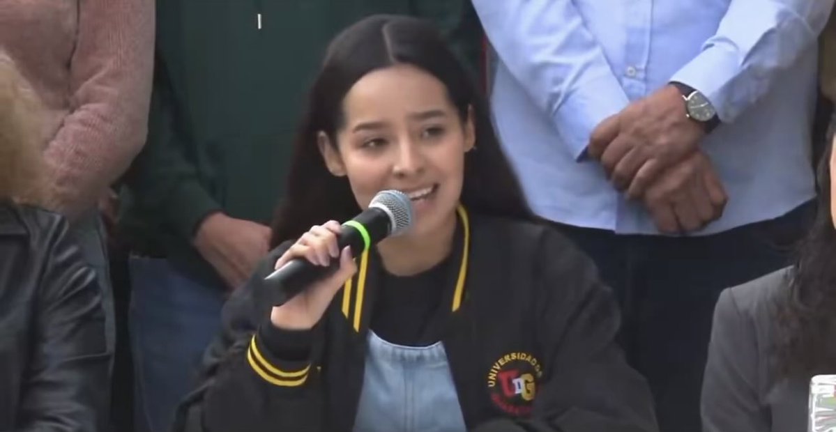 Con ustedes:

FERNANDA ROMERO, presidenta la universidad de Guadalajara, es presidenta de la FEU.

En fin, recibe 500 mil pesos mensuales como gastos de movilidad. Es tiempo de mujeres, de mujeres corruptas.

Ahí tienen quien despilfarra recursos, ¿verdad <a href="/FerRomeroDel/">Fernanda Romero</a>