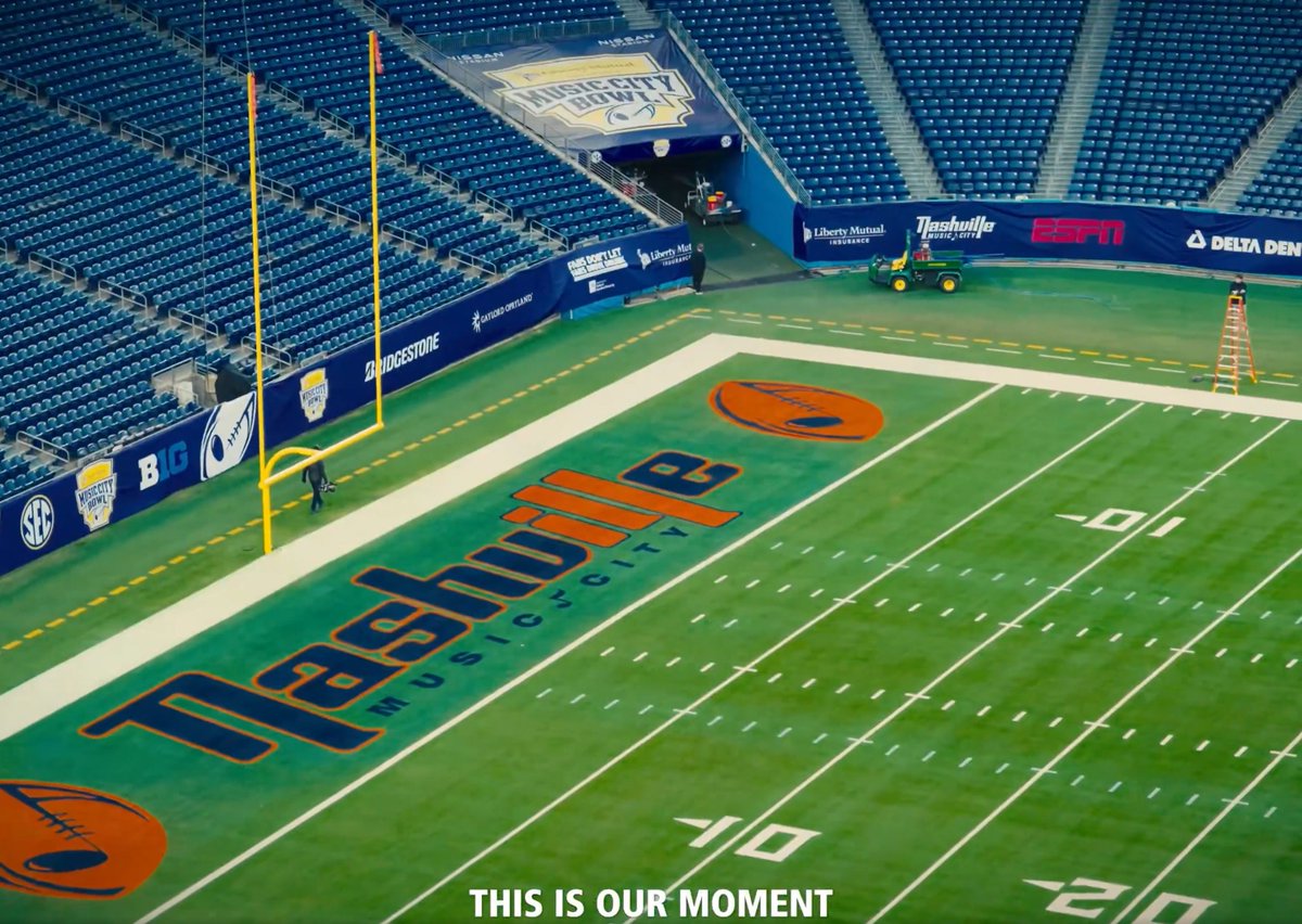 JonathanKoon1's tweet photo. Love the contrasting orange I-L-L in our endzone

The overall endzone design the Music City Bowl has had including the font, layout, and simple yet stylized music note football combined with the color of the artificial turf here makes it feel right out of the late 20th century. 

Love this more dated yet classic style which feels perfect for a bowl game.