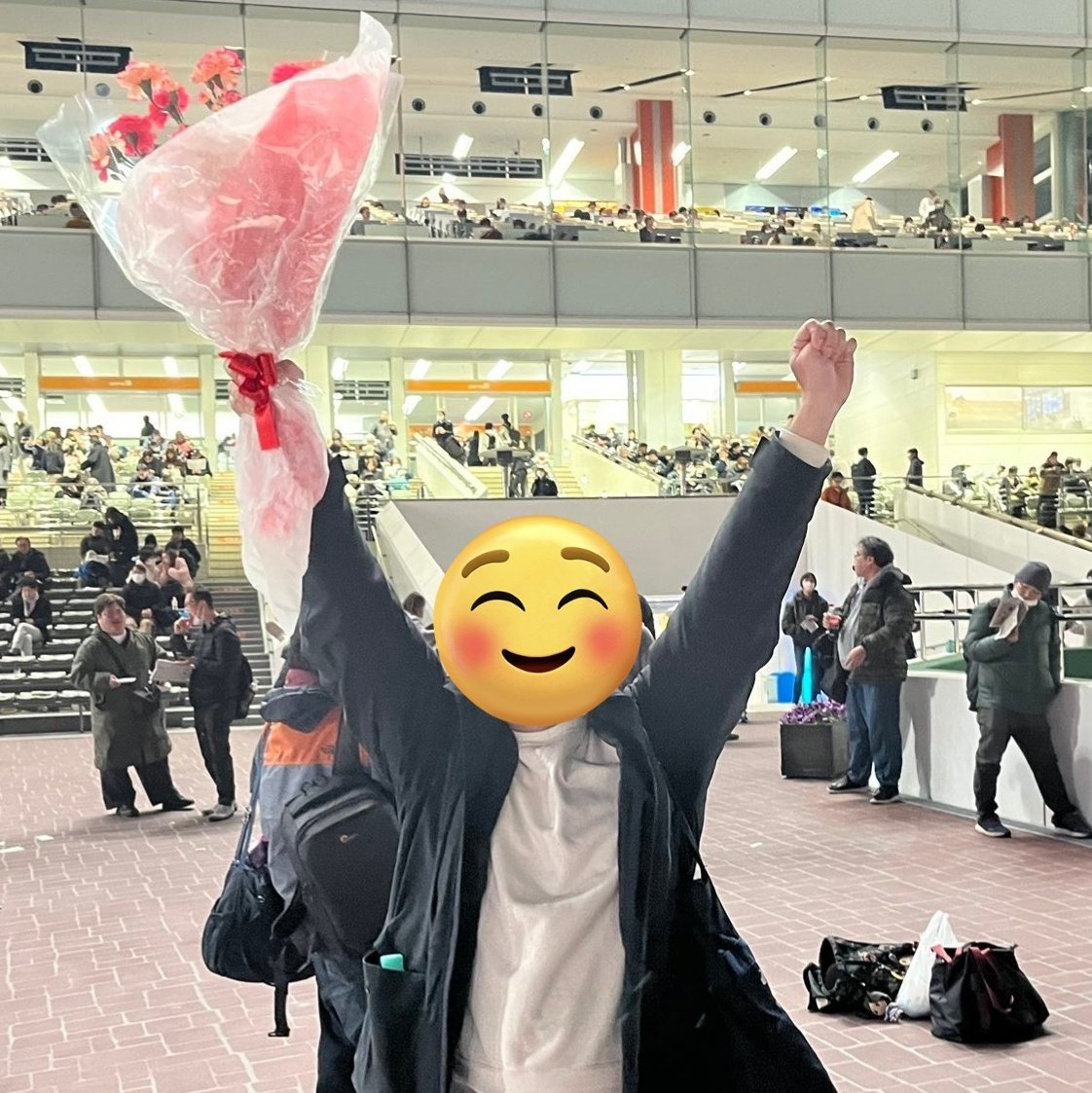 ATAMI7771's tweet photo. @misskoichiro 昨日の東京大賞典です。矢野貴之騎手を応援していましたが、まさかのディクテオンで1着🥇さらに表彰後にディクテオンを管理する荒山勝徳調教師から花束をいただきました。そしてさらに、10R後に矢野騎手が戻ってきて大サイン会開始🖊️マジで嬉しかったです‼️‼️ https://t.co/6g89fLZS3Q
