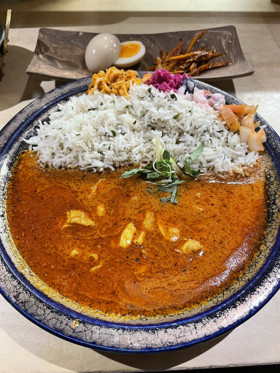 en_rakusyu's tweet photo. お早う御座います😊
天気の良い京都です🌈
昨晩は、以前朝食で頂いて滅茶苦茶美味しかった河原町のカレー屋さん、#スパイスゲート さん🍛
お蕎麦屋さんのチキンカレーに、スパイスで炒めた、おばんざい3種盛り、鹿筋の唐揚げを頂きました🥰
出汁の効いたカレー美味しい🥰
#SPICEGATE
#食べログ百名店 https://t.co/vSuo3grWXZ