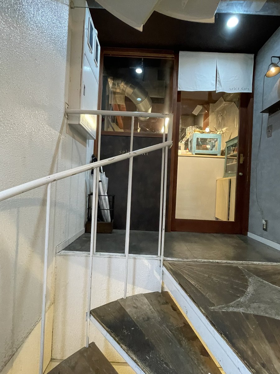 en_rakusyu's tweet photo. お早う御座います😊
天気の良い京都です🌈
昨晩は、以前朝食で頂いて滅茶苦茶美味しかった河原町のカレー屋さん、#スパイスゲート さん🍛
お蕎麦屋さんのチキンカレーに、スパイスで炒めた、おばんざい3種盛り、鹿筋の唐揚げを頂きました🥰
出汁の効いたカレー美味しい🥰
#SPICEGATE
#食べログ百名店 https://t.co/vSuo3grWXZ