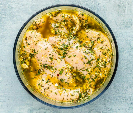 KristenJakobitz's tweet photo. #HealthTips: When grilling or roasting chicken/fish, marinate it in lemon juice and herbs instead of heavy sauces to keep the flavors bright and clean. #LeanProtein #HealthyRecipe https://t.co/DTADNbtyBo
