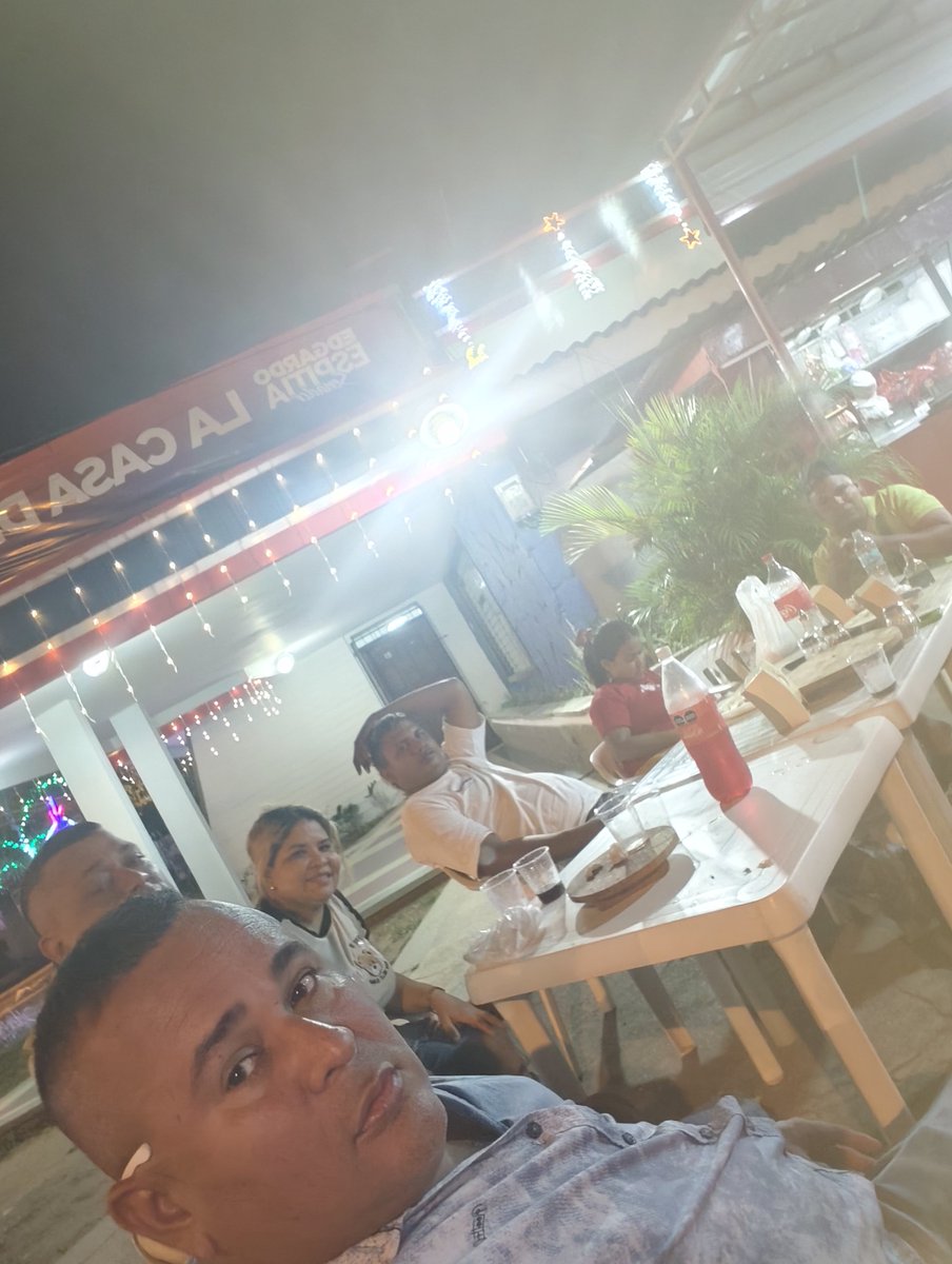 CarlosPElCholo's tweet photo. Aquí con compañeros de lucha en #NapolesPizza y #LaCasaDeTodos firmes con CR7! #DandoLidia https://t.co/IAeZ0ufoCN