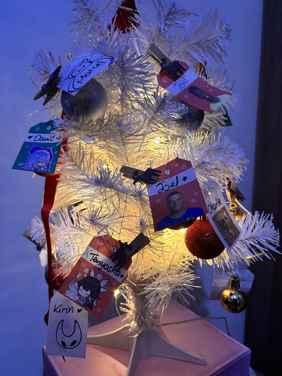 _ialenna's tweet photo. 💙Así quedó el arbolito de este año uwu muchas gracias a todos los que participaron ✨🎄

Que hayan tenido una linda Navidad mi gentita humilde 🥺💕 https://t.co/wetLogRmop