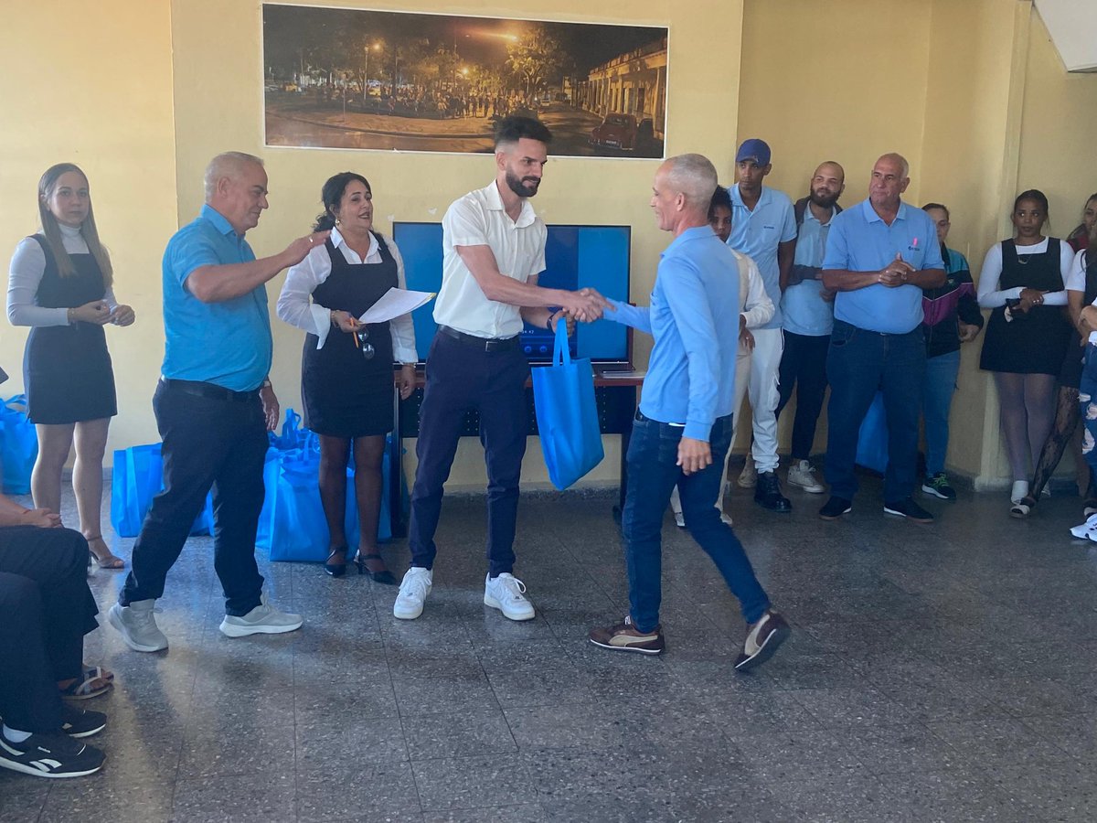 Matutino especial en <a href="/ETECSA_Cuba/">ETECSA</a> #PinardelRío para conmemorar el Aniversario 67 del Triunfo de la Revolución; momento oportuno para reconocer a nuestros instructores, donantes de sangre y a los trabajadores que se destacan por su dedicación y compromiso. 
¡Muchas Felicidades! 🇨🇺