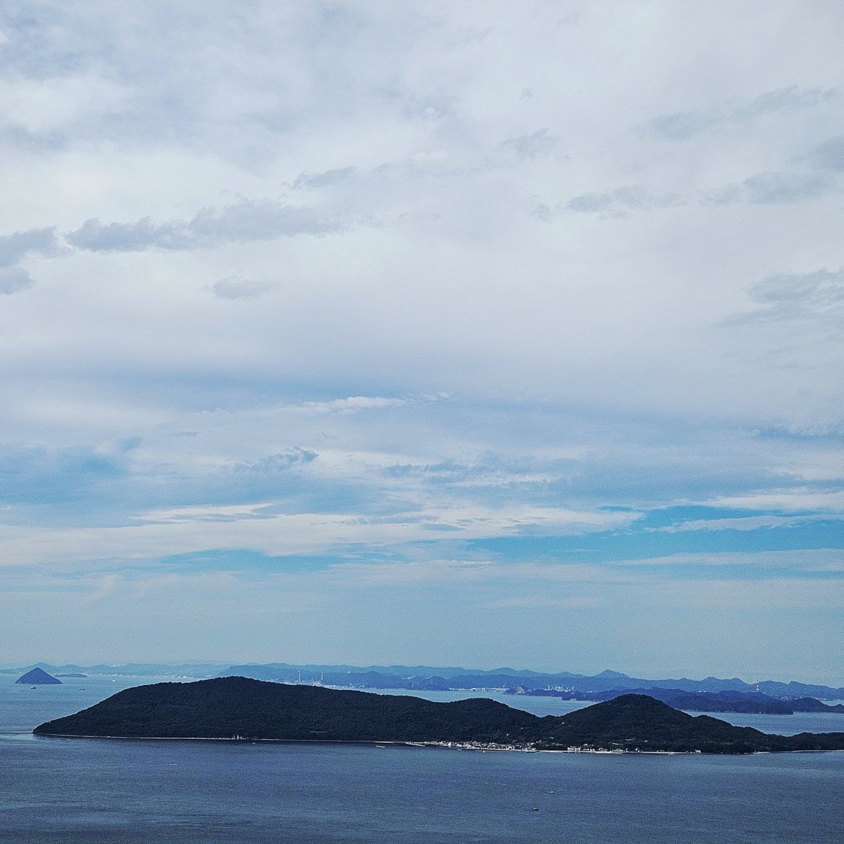 "주님, 제가 원하는 것처럼 그렇게 당신을
사랑할 수가 없습니다.
제 눈에 당신은 가느다란 초승달,
그리고 저 자신은 달 전체를 보지 못하게 가리는
지구의 그림자와도 같습니다." - 플래너리 오코너 naver.me/FZ87x5RL