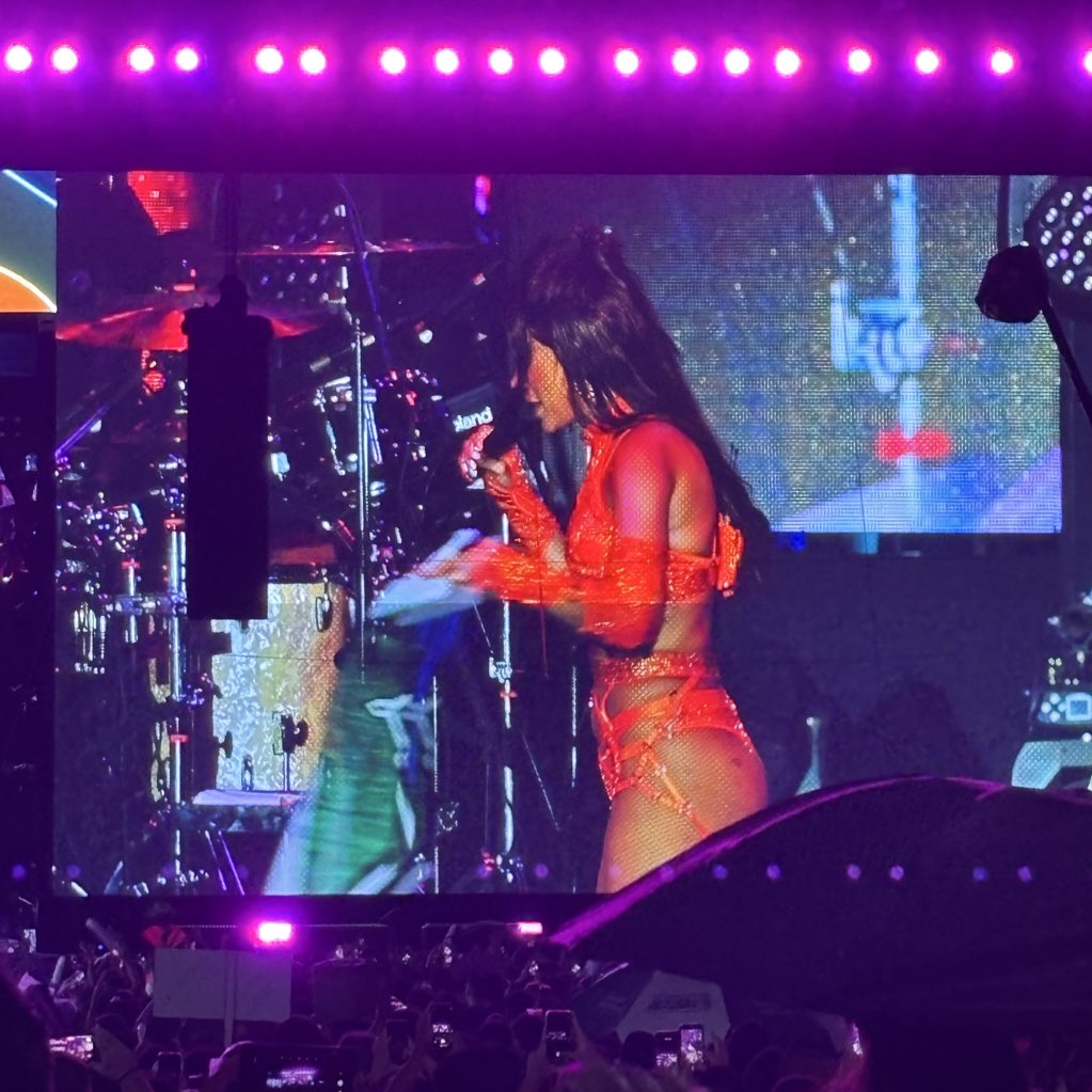 updatecultura's tweet photo. MÃE! Anitta ergue bandeira do Amapá com frase: “Aqui também é o Brasil.” https://t.co/RgK4ZRFWVA
