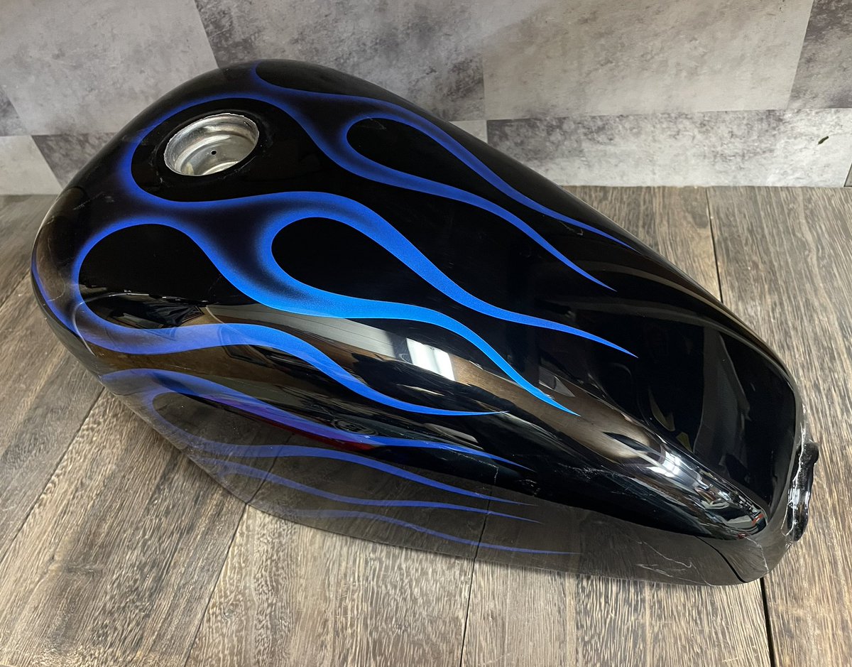 ハーレータンクペイント　シンプルなフォークラインとゴーストフレア。

#Harley-Davidson #カスタムペイント
#フォークライン　#ゴースト