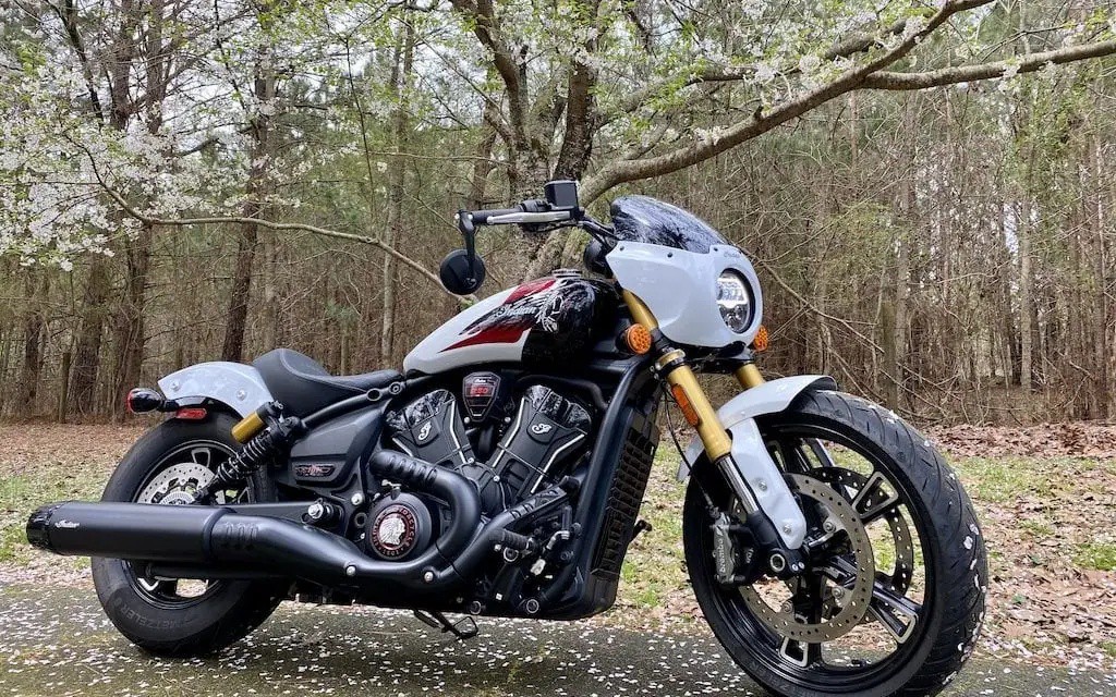 RoadDirtTV's tweet image. The paint and graphics give off a custom vibe that is definitely intentional, as the new Scout line utilizes a steel frame over the bulkier aluminum one used on previous gens.

Read more 👉 lttr.ai/AmlU8

#NewMotorcycles #MotorcycleReview #Ridelife