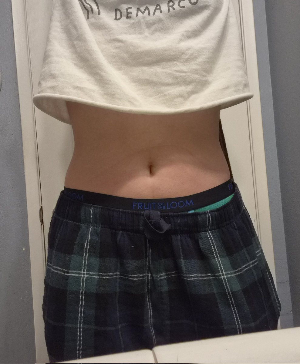 lowcalmintchoco's tweet photo. tw body check 
-
-

I look so fat. I hate it. https://t.co/bprTZEP9W2