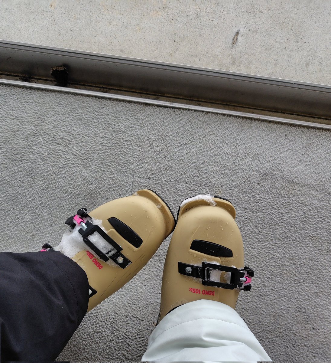 yassubu1's tweet image. DAY2
恵みの雪です❄
今日のミッションは、「ひゅうまさん捕獲」
クワッド2にいる時にシークレットAを優雅に滑るひゅうまさんを発見！
未だ、捕獲できず…😥
とりあえずHAKUSANで腹ごしらえします
#木曽福島スキー場
#HAKUSAN