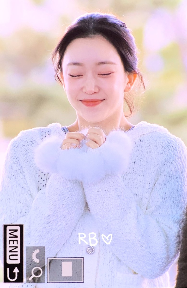 251230 2025 마지막도 수민이랑🥰❤️ 올해도 고생해써ㅓ 오늘 엄청 춥다🥶 아푸지 말구 오늘도 안전비행✈️ #STAYC #SUMIN #스테이씨 #수민 #수민이_예뿌니